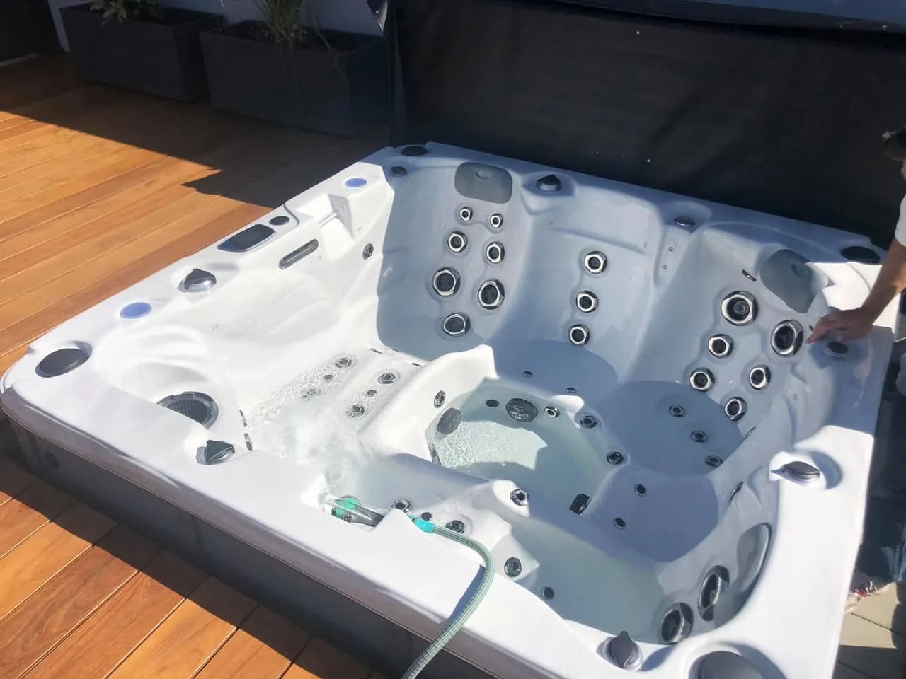 Installation d'un spa Ottawa dans le Bas-Rhin, sur une terrasse en bois, en cours de remplissage