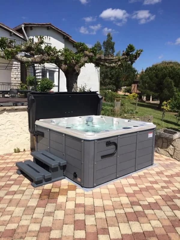 Installation d'un spa Ottawa dans le Tarn, sur une terrasse pavée, marchepied