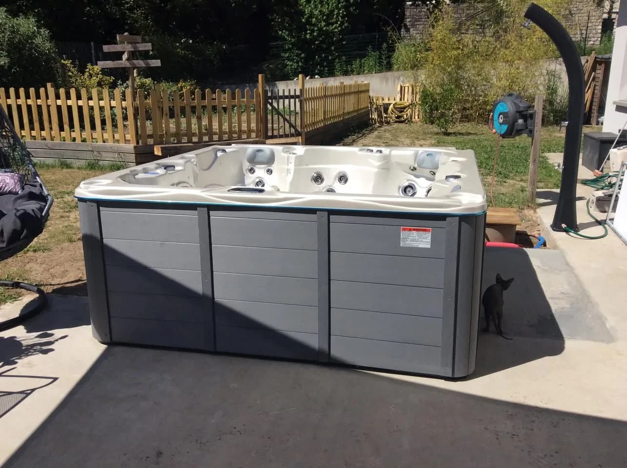 Installation d'un spa Ottawa dans les Yvelines, sur une dalle dans le jardin