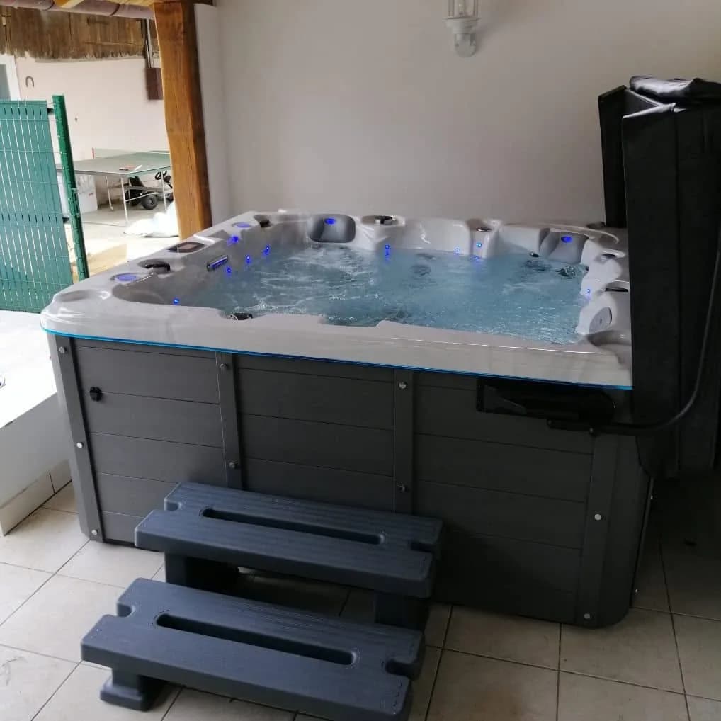 Installation d'un spa Ottawa à Diefmatten, sur une terrasse carrelée, avec marchepied