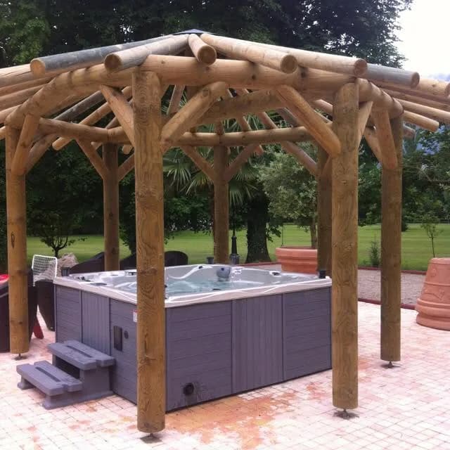 Installation d'un spa Ottawa en Isère, sous un kiosque en bois, marchepied