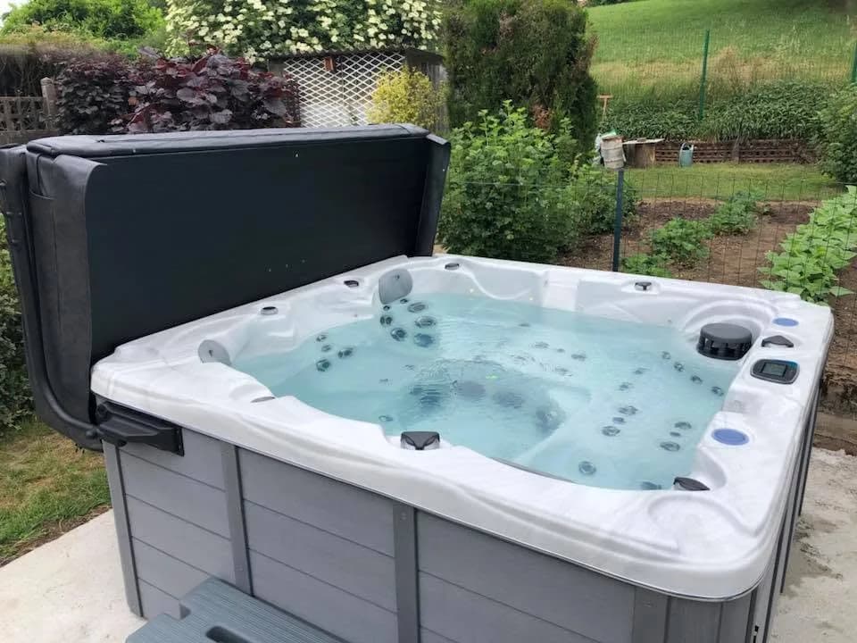 Installation d'un spa Ottawa en Meurthe-et-Moselle, sur une terrasse au bord du jardin