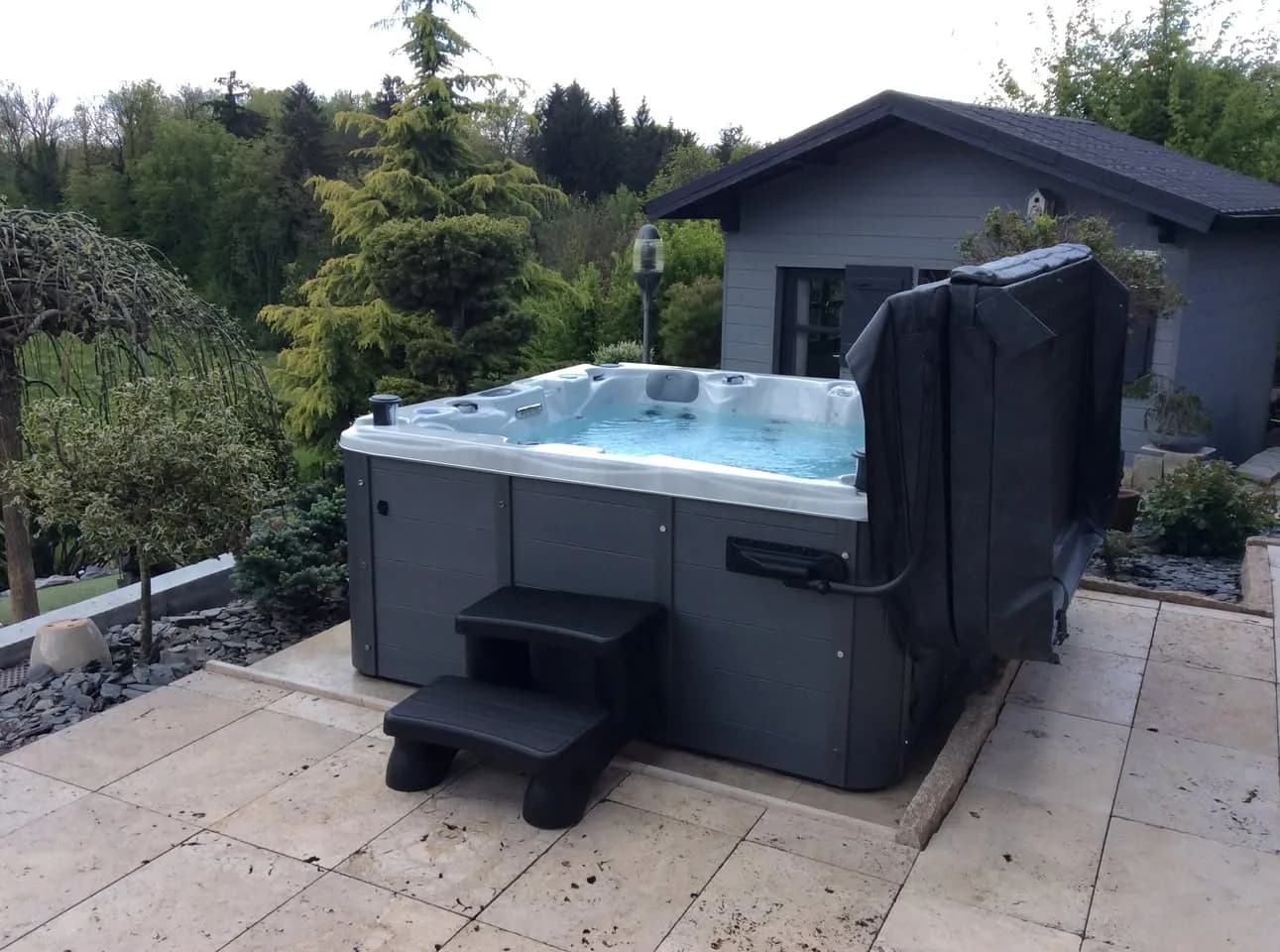 Installation d'un spa Ottawa Full option à Annecy, sur une dalle face aux montagnes