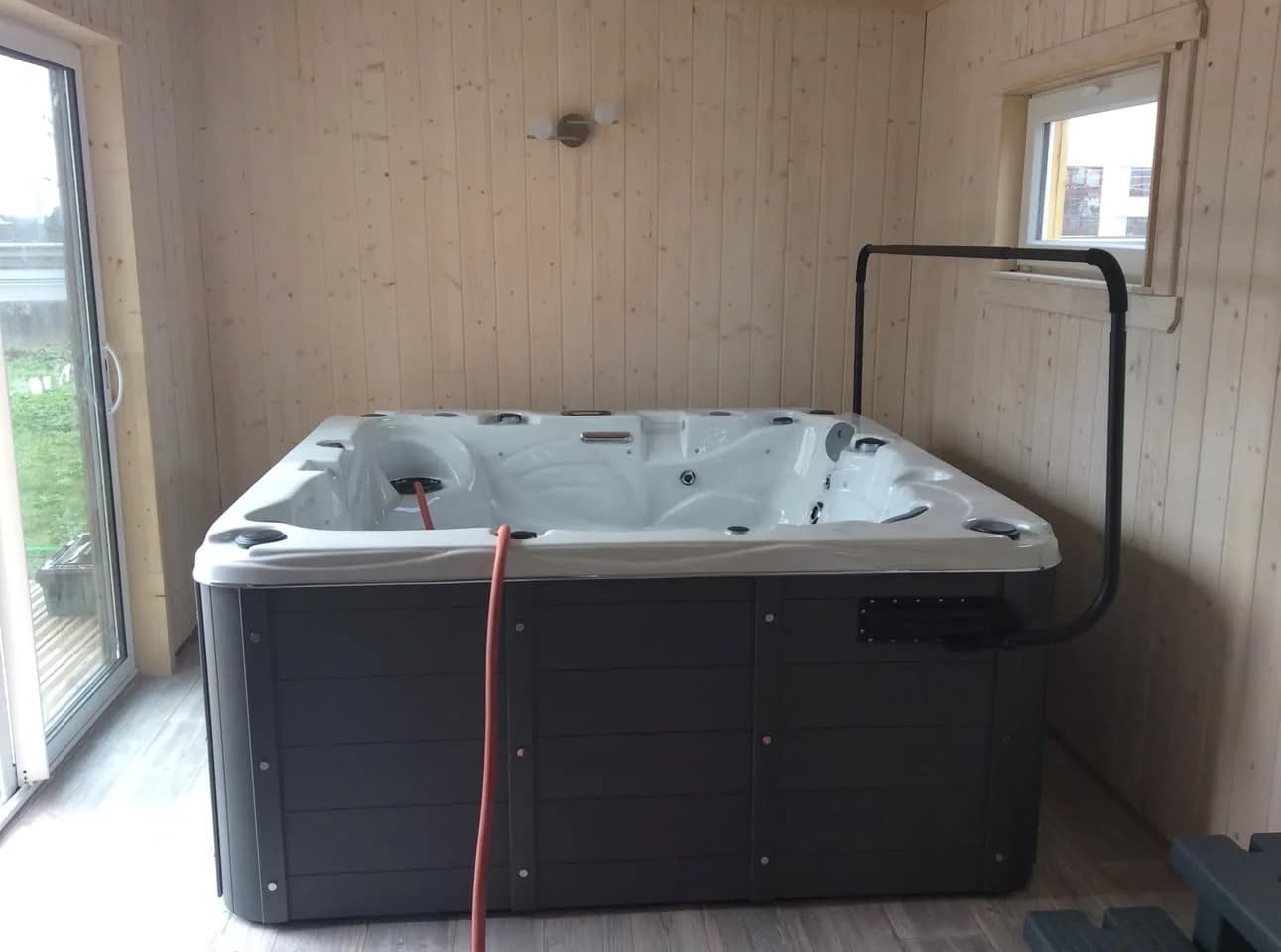 Installation d'un spa Ottawa Full option à Besançon, en intérieur, dans une pièce lambrissée