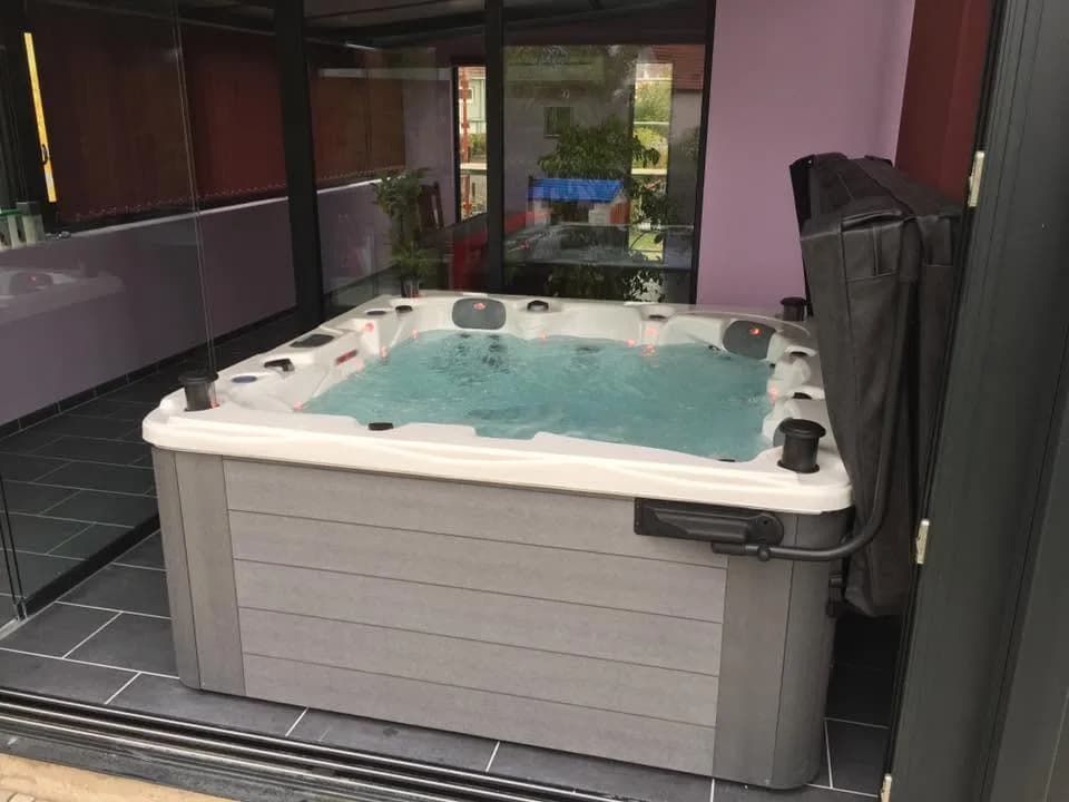 Installation d'un spa Ottawa Full option à Cernay, dans une véranda, lève-couverture