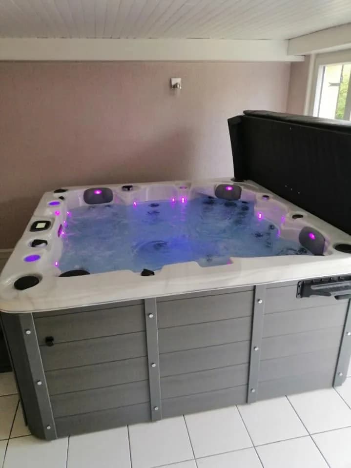 Installation d'un spa Ottawa Full option à Dampierre-les-Bois, dans une pièce fermée, éclairage LED