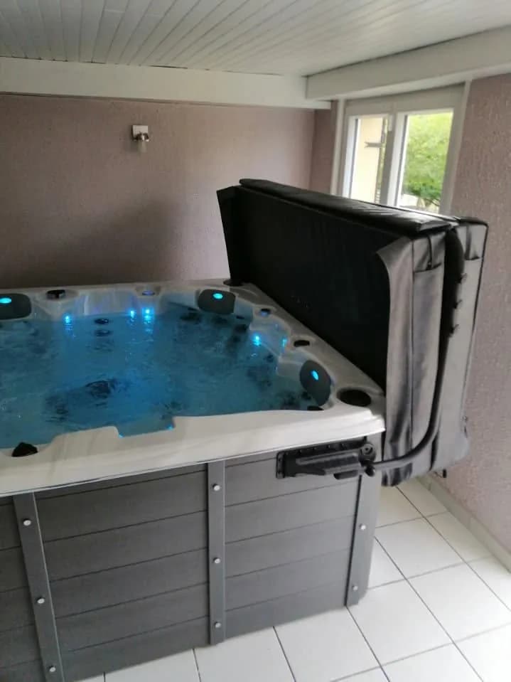 Installation d'un spa Ottawa Full option à Dampierre-les-Bois, autre vue du chantier