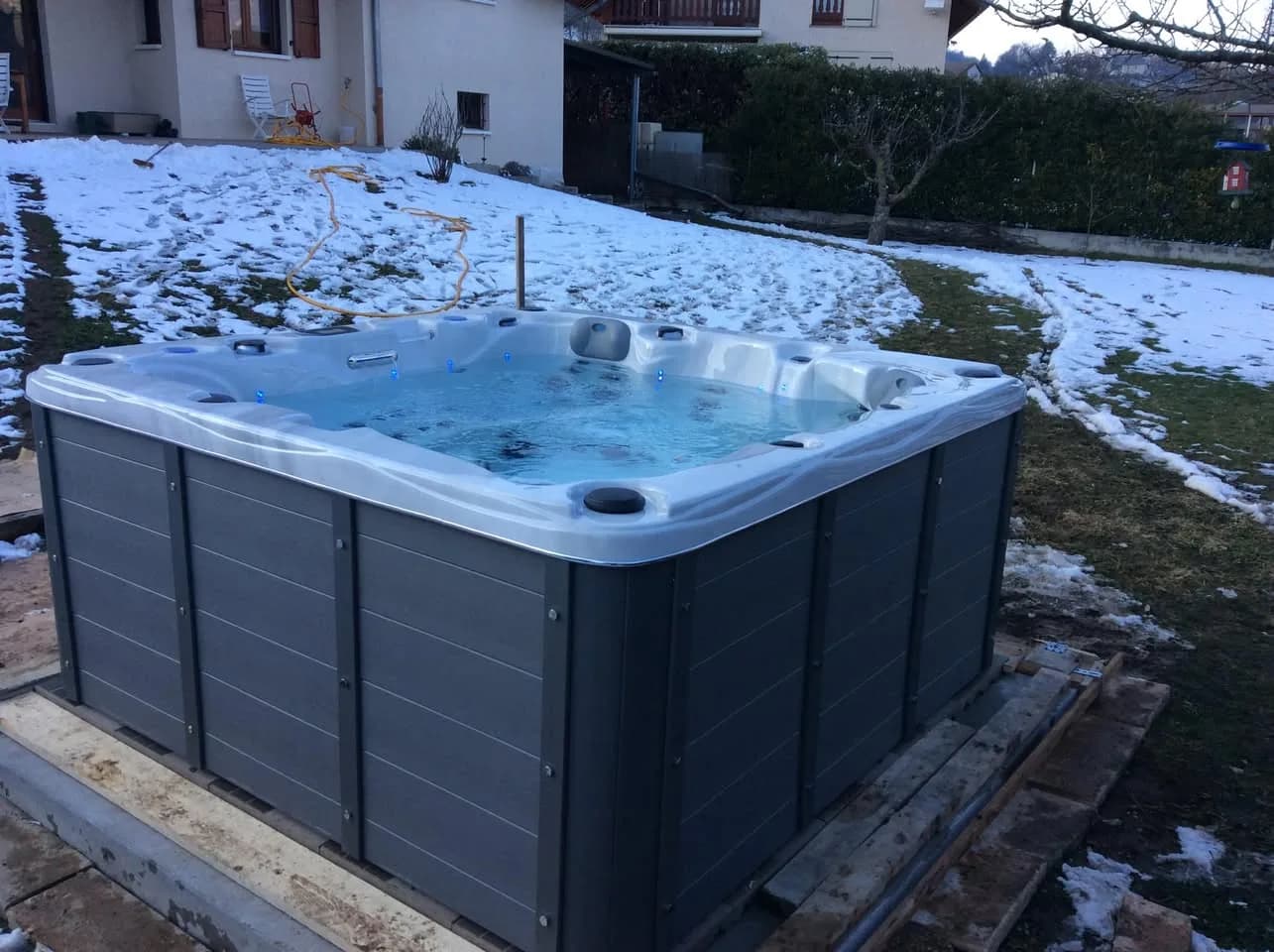 Installation d'un spa Ottawa Full option dans le Finistère, dans un jardin enneigé