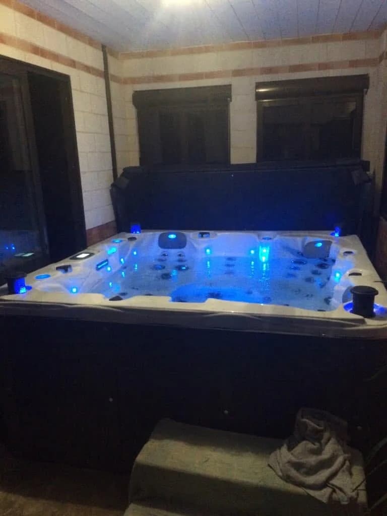 Installation d'un spa Ottawa Full option dans le Loiret, en intérieur, éclairage LED allumé