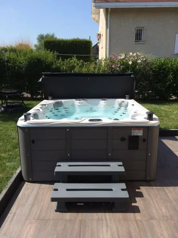 Installation d'un spa Ottawa Full option en Haute-Savoie, sur une terrasse en bois composite, avec marchepied