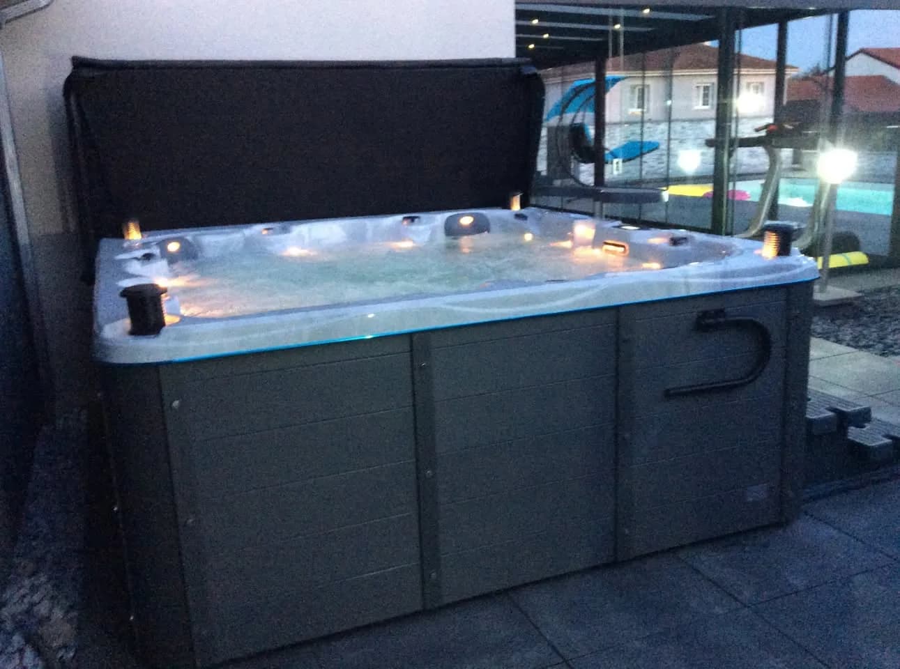 Installation d'un spa Ottawa Full option en Meurthe-et-Moselle, sur une terrasse, éclairage LED allumé