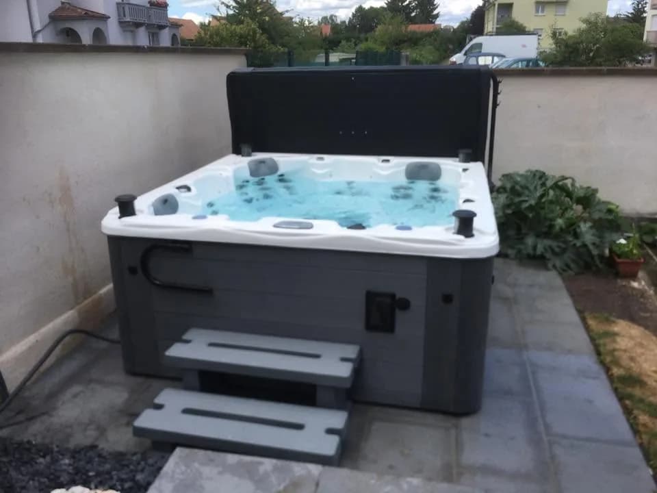 Installation d'un spa Ottawa Full option en Seine-Saint-Denis, barre d'appui, marchepied et lève-couverture