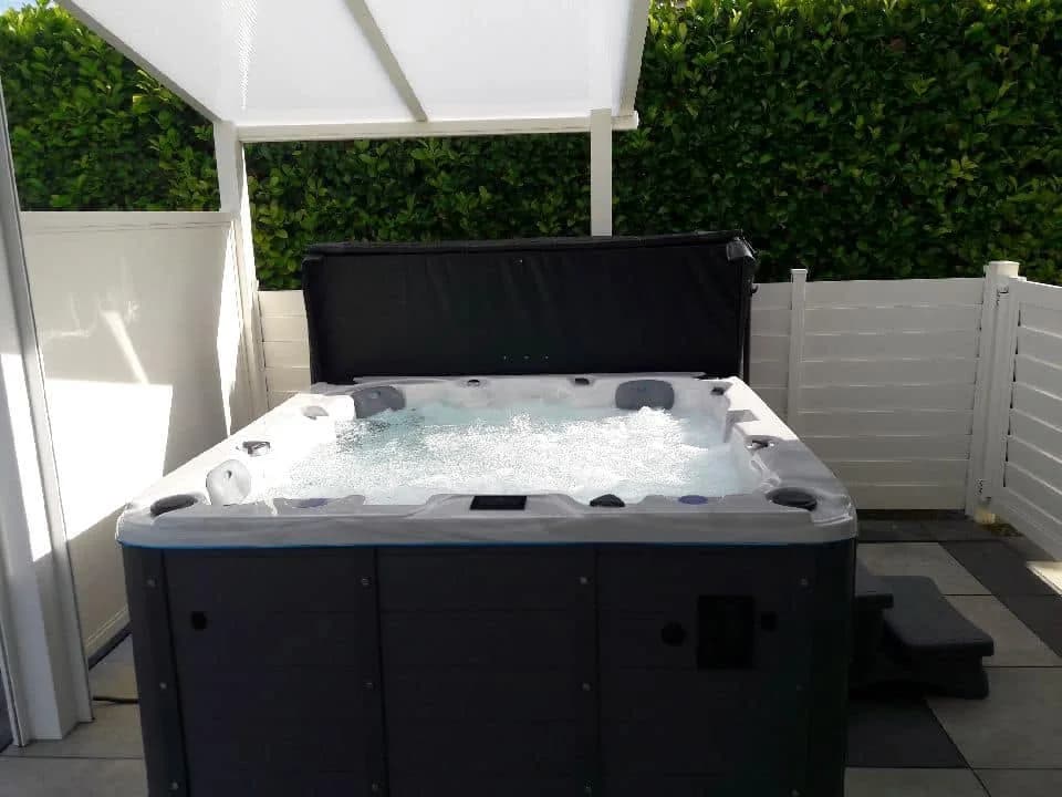 Installation d'un spa Ottawa Full option à Grandvillars, sous une pergola, sur une terrasse dallée