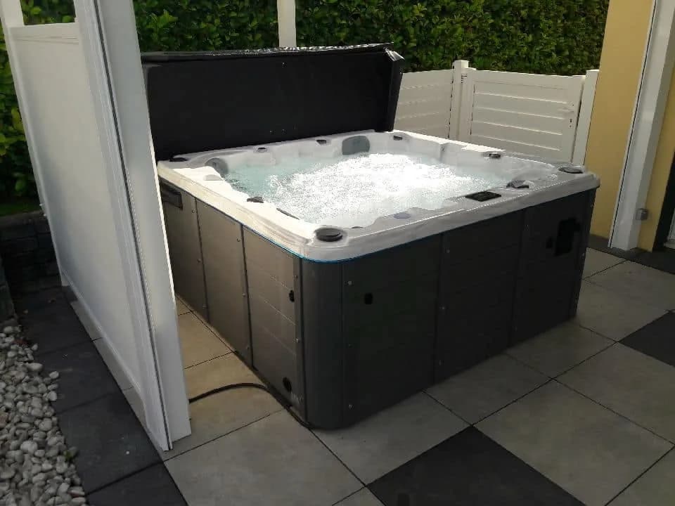 Installation d'un spa Ottawa Full option à Grandvillars, autre vue du chantier