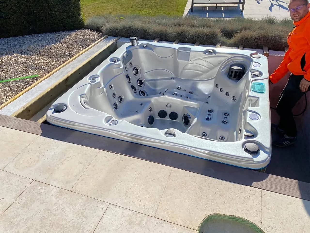 Installation d'un spa Ottawa Full option à Guémar, en cours d'encastrement dans une terrasse dallée