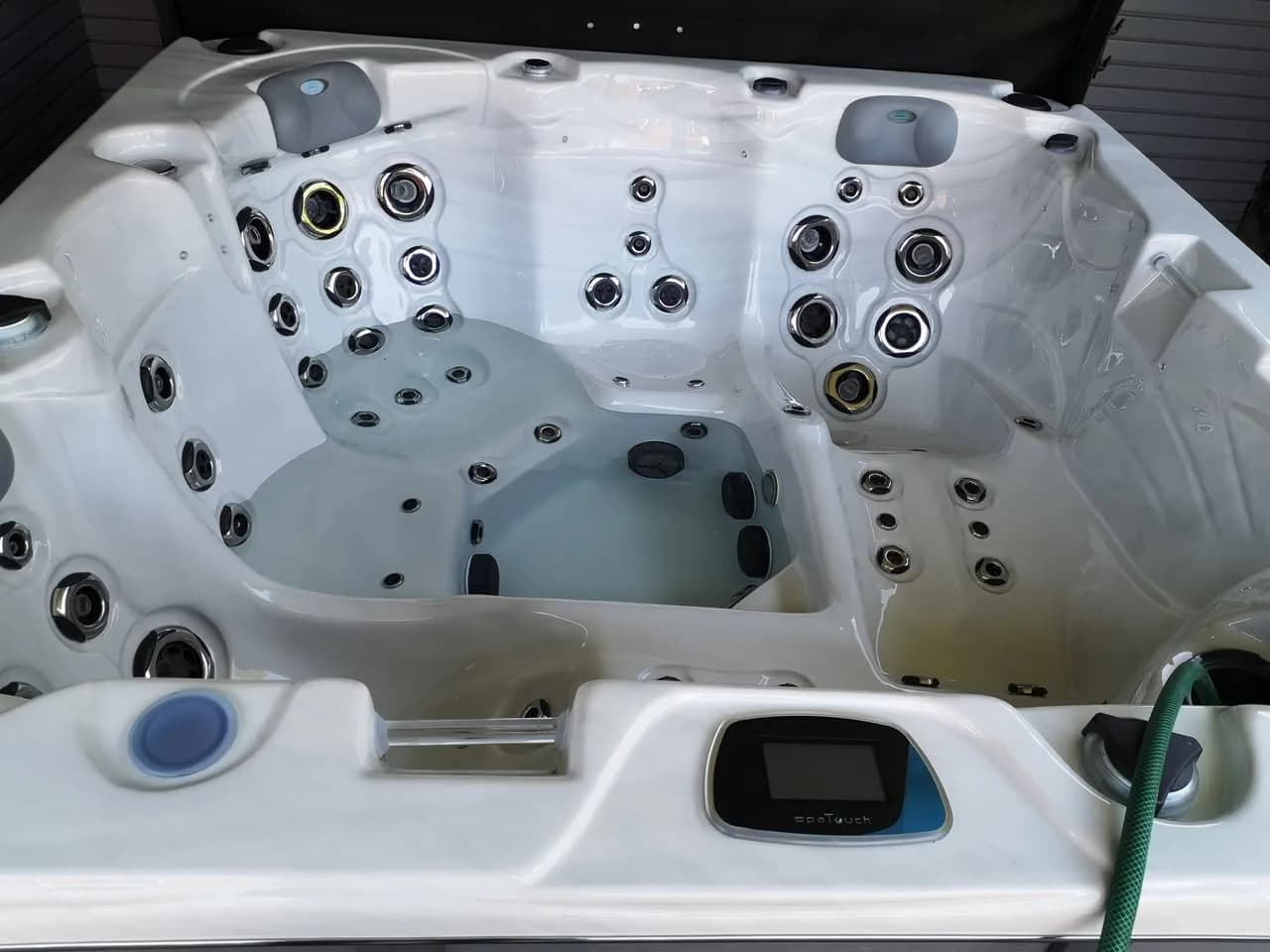 Installation d'un spa Ottawa Full option à Havinnes, autre vue du chantier