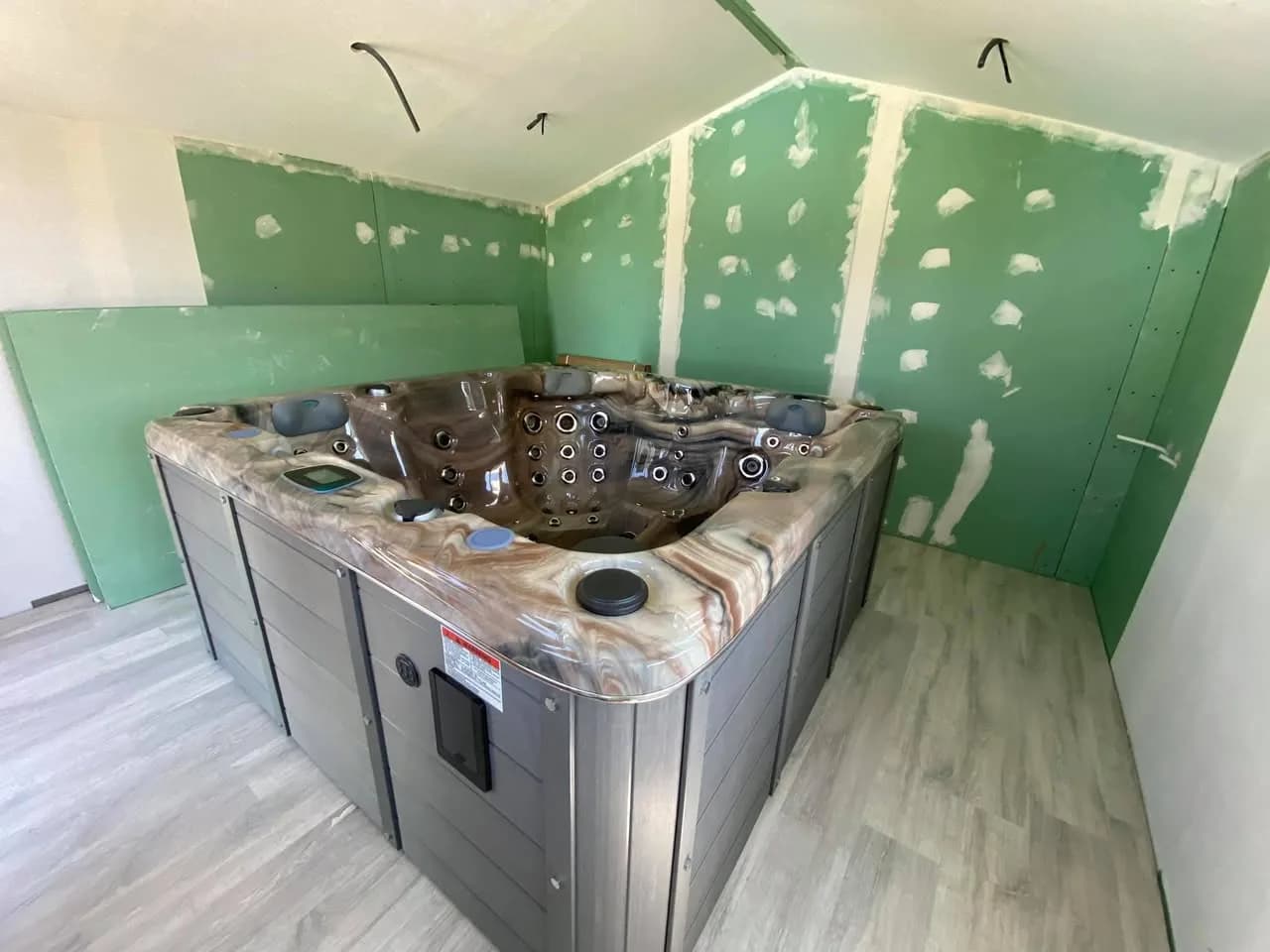 Installation d'un spa Ottawa Full option à Kingersheim, dans un cabanon