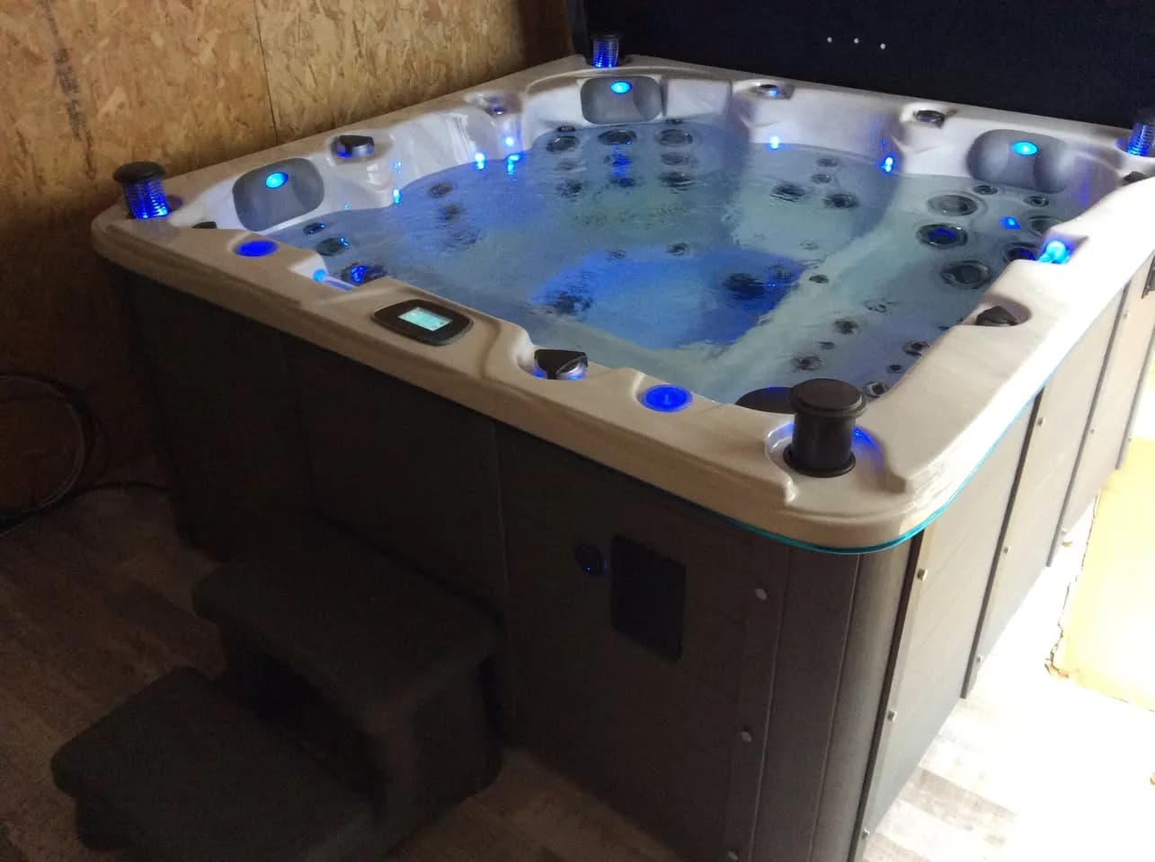 Installation d'un spa Ottawa Full option à Malbuisson, à l'abri, éclairage LED bleu