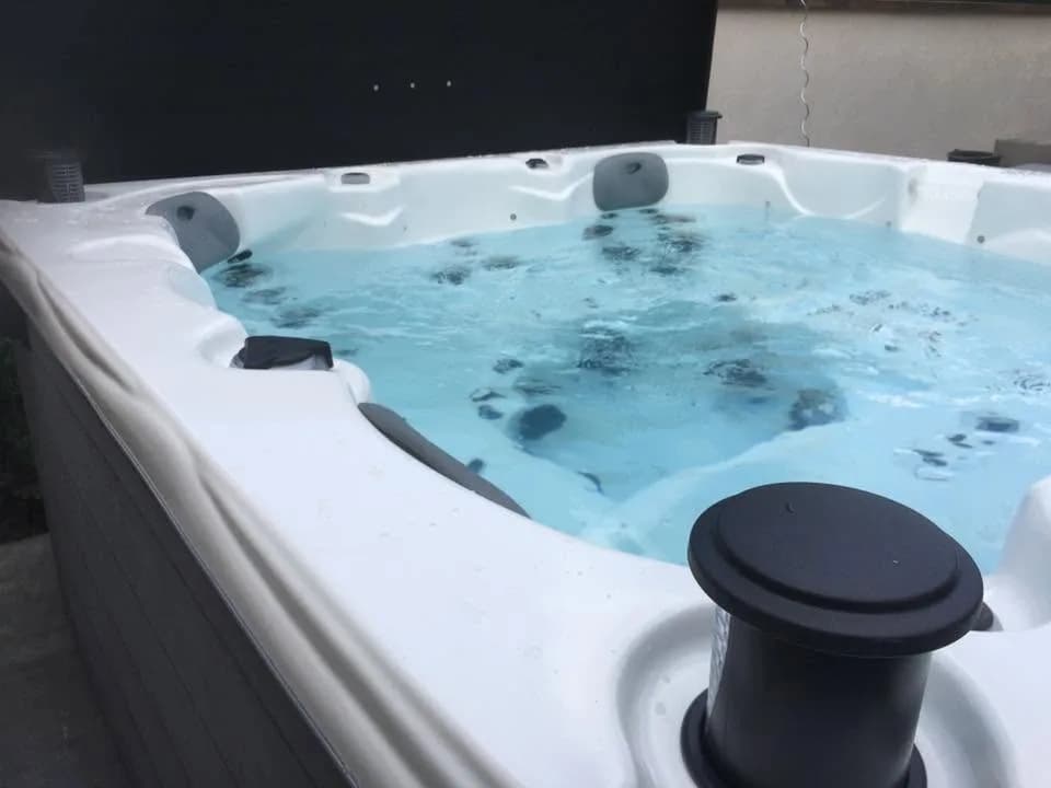 Installation d'un spa Ottawa Full option à Marckolsheim, cuve blanche en eau