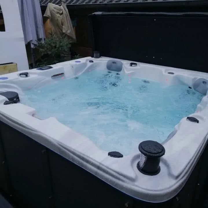 Installation d'un spa Ottawa Full option à Mulhouse, autre vue du chantier