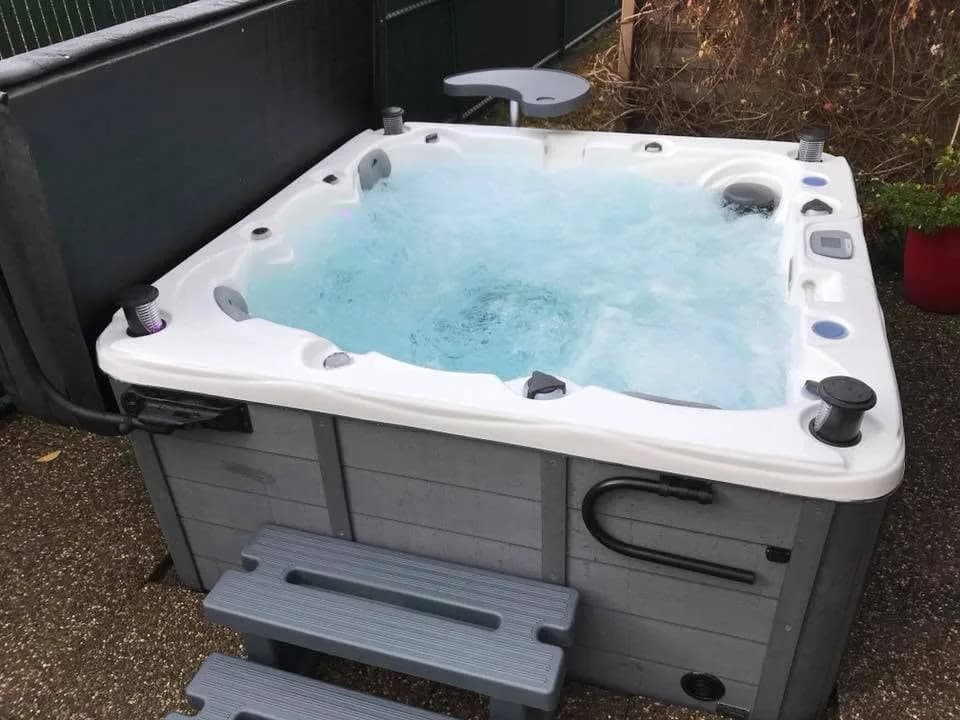 Installation d'un spa Ottawa Full option à Pfastatt, sur du gravier, marchepied et barre d'appui