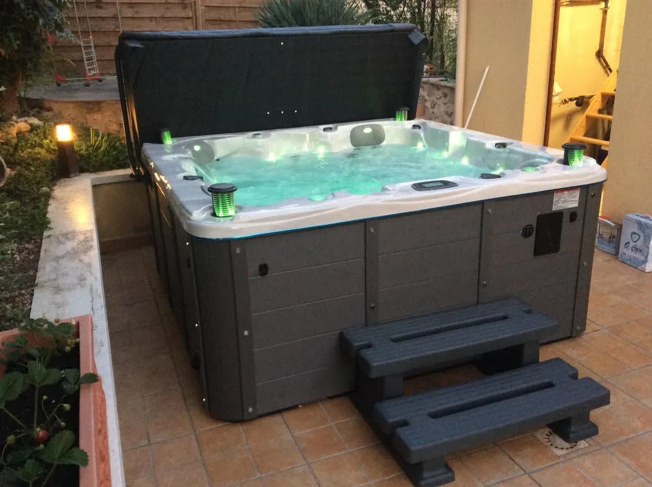 Installation d'un spa Ottawa Full option à Saint-Fargeau-Ponthierry, sur une terrasse carrelée, avec marchepied