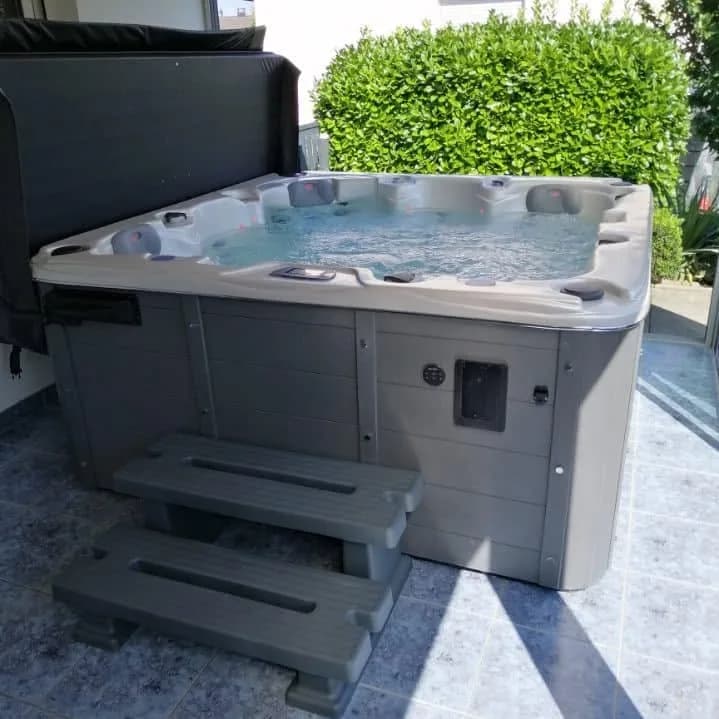 Installation d'un spa Ottawa Full option à Saint-Louis, sur une terrasse, avec marchepied