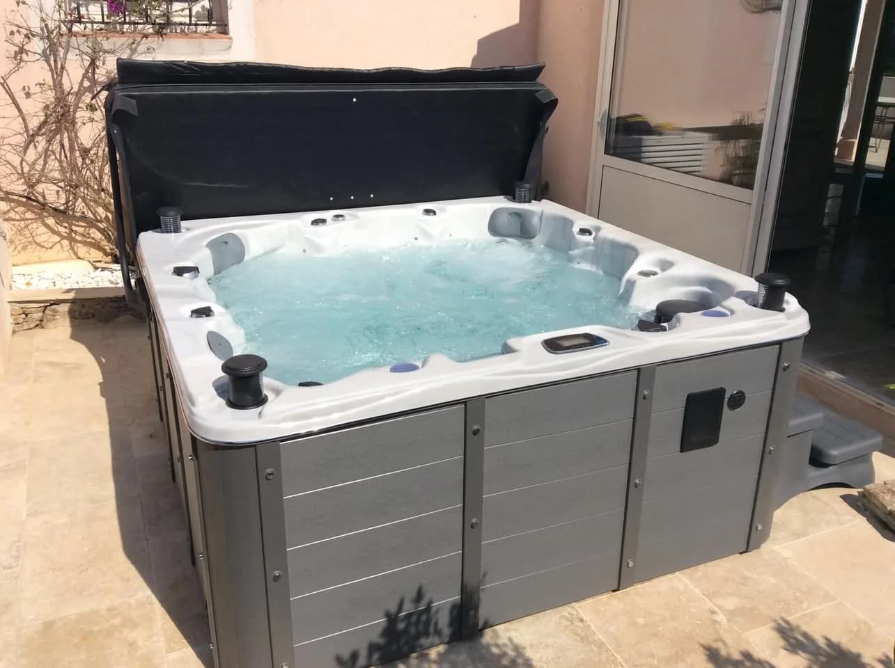 Installation d'un spa Ottawa Full option à Sainte-Maxime, sur une terrasse dallée, lève-couverture
