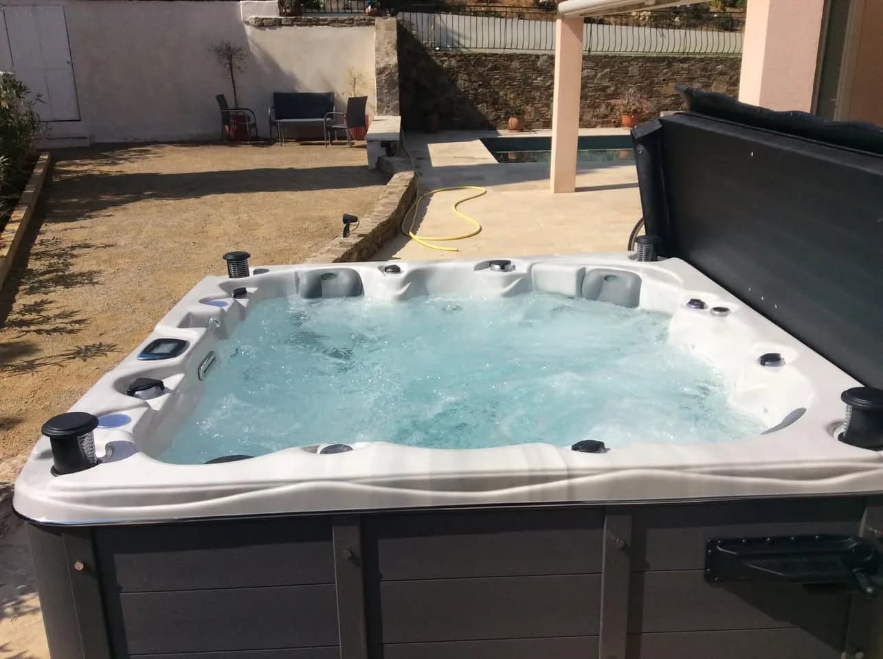 Installation d'un spa Ottawa Full option à Sainte-Maxime, autre vue du chantier