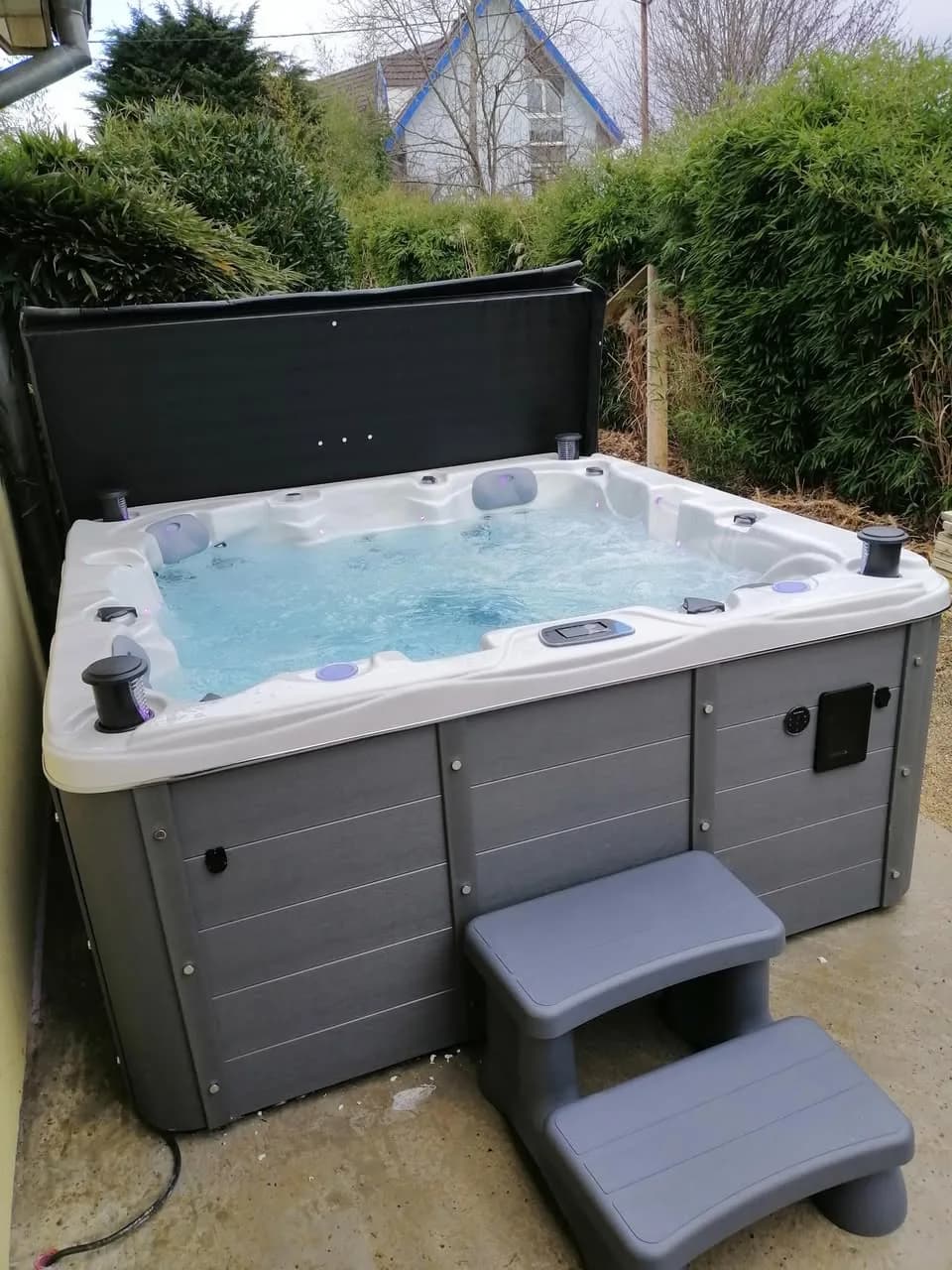 Installation d'un spa Ottawa Full option à Seppois-le-Bas, sur une dalle contre la maison, marchepied