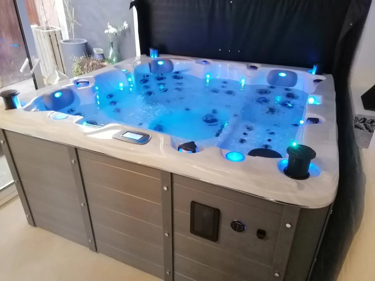 Installation d'un spa Ottawa Full option à Sierentz, à l'abri contre une baie vitrée, éclairage LED