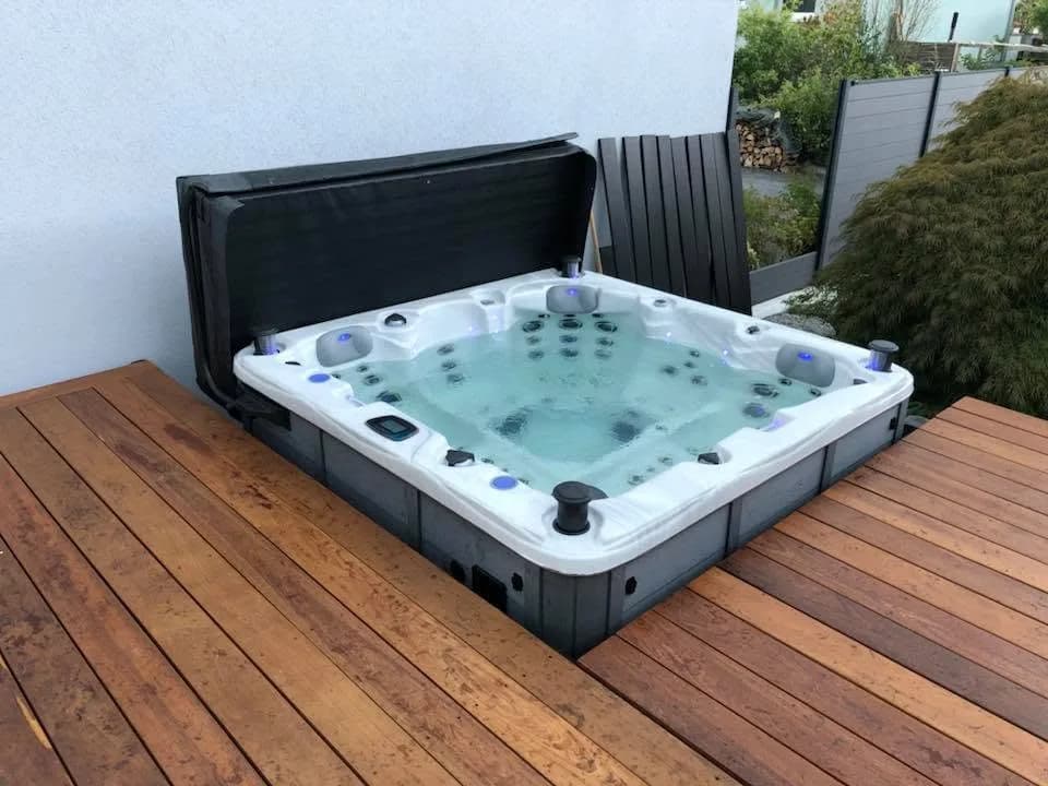 Installation d'un spa Ottawa Full option à Souffelnheim, intégré dans une terrasse en bois