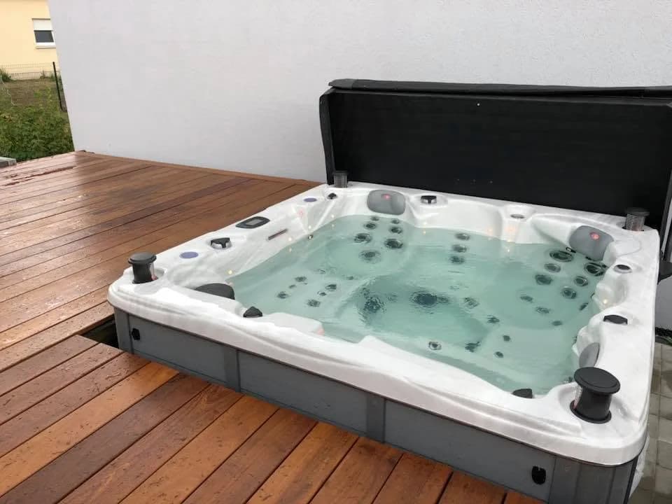 Installation d'un spa Ottawa Full option à Souffelnheim, autre vue du chantier