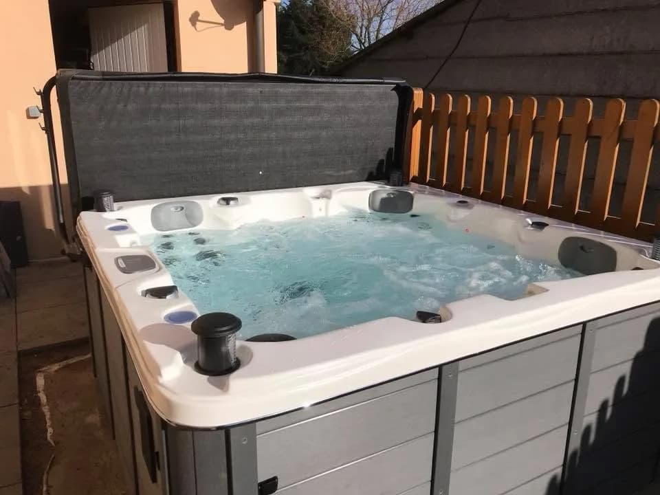 Installation d'un spa Ottawa Full option à Strasbourg, autre vue du chantier