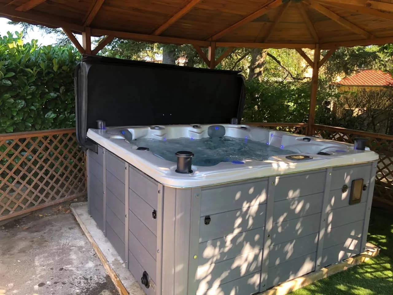 Installation d'un spa Ottawa Full option à Wittelsheim, sous une pergola en bois avec treillis
