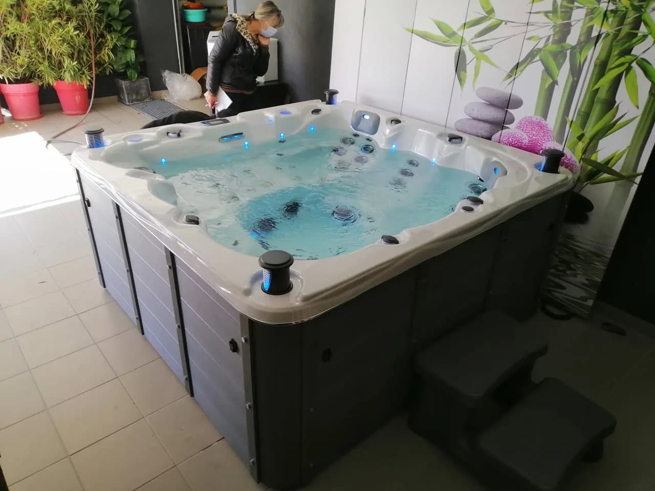 Installation d'un spa Ottawa Full option à Wiwersheim, sous une terrasse couverte, marchepied