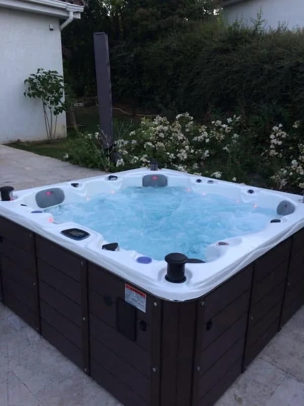 Installation d'un spa Ottawa Full option, sur un dallage au bord d'un massif