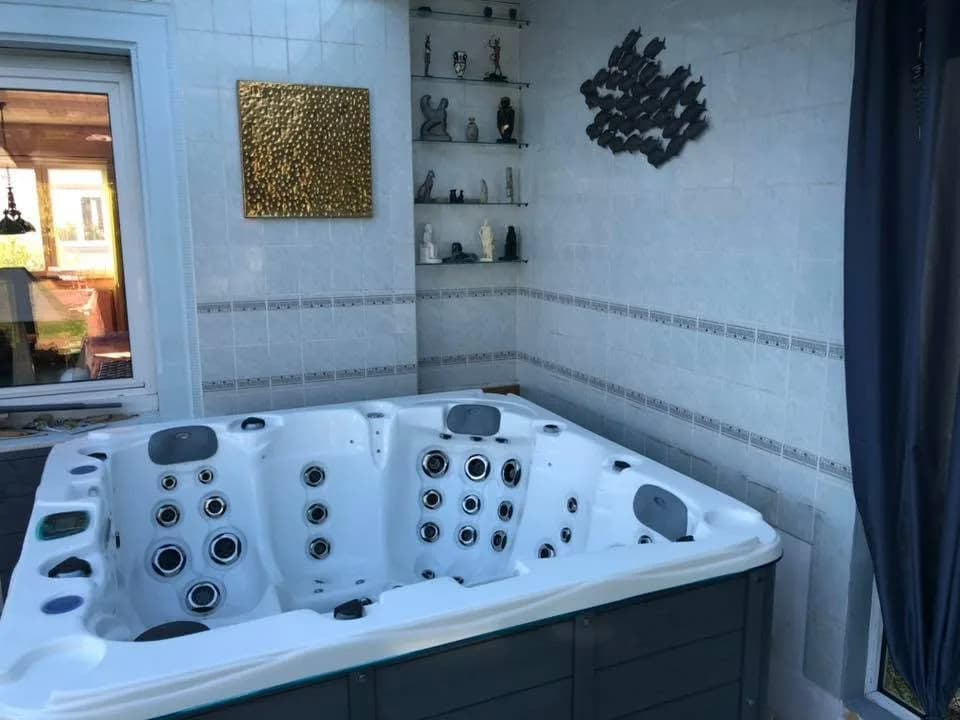 Installation d'un spa Ottawa à Haguenau, contre un mur carrelé