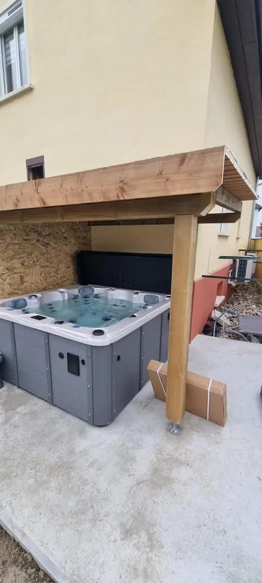 Installation d'un spa Ottawa à Innenheim, sous une pergola en bois