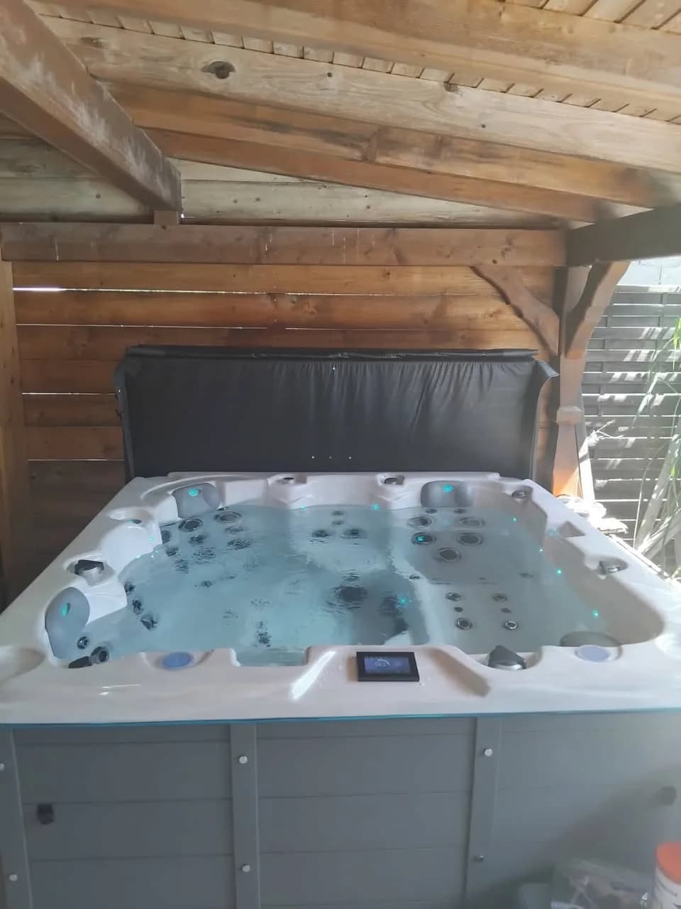 Installation d'un spa Ottawa à La Broque, sous un abri en bois