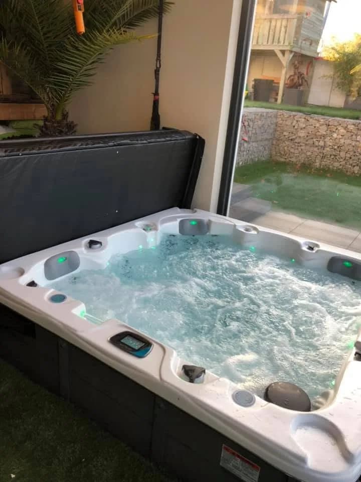 Installation d'un spa Ottawa à Landser, en encastrement au bord d'une baie vitrée