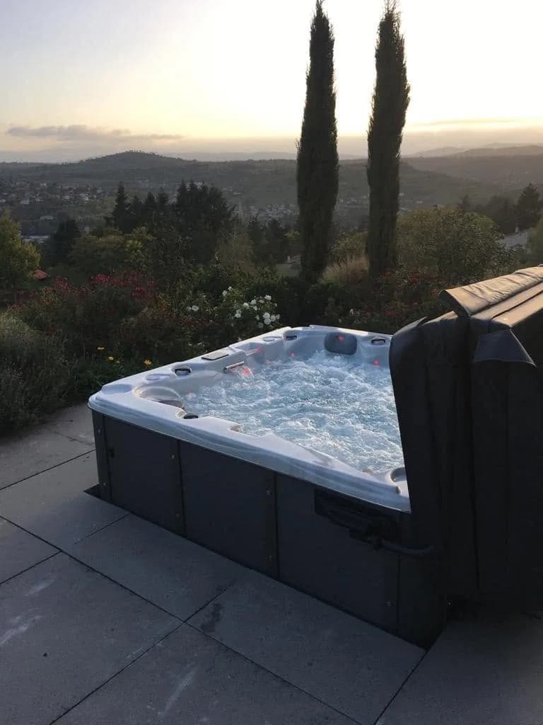 Installation d'un spa Ottawa à Le Puy-en-Velay, sur une dalle avec vue sur la vallée