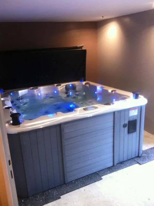 Installation d'un spa Ottawa à Lyon, en intérieur, éclairage LED