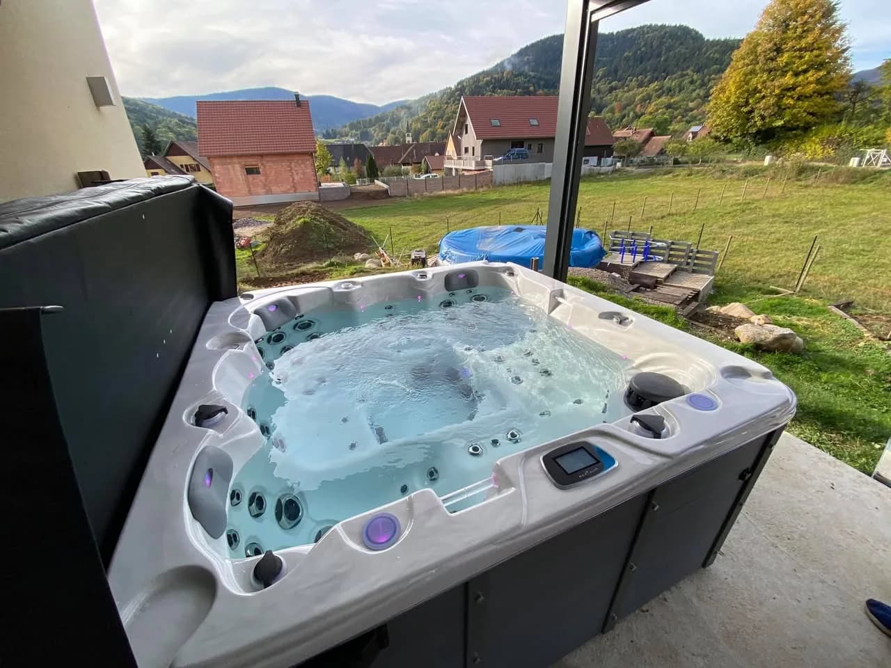 Installation d'un spa Ottawa à Metzeral, sous un auvent, vue sur la vallée