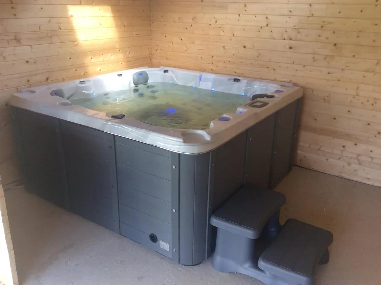 Installation d'un spa Ottawa à Munwiller, dans un abri en bois lambrissé