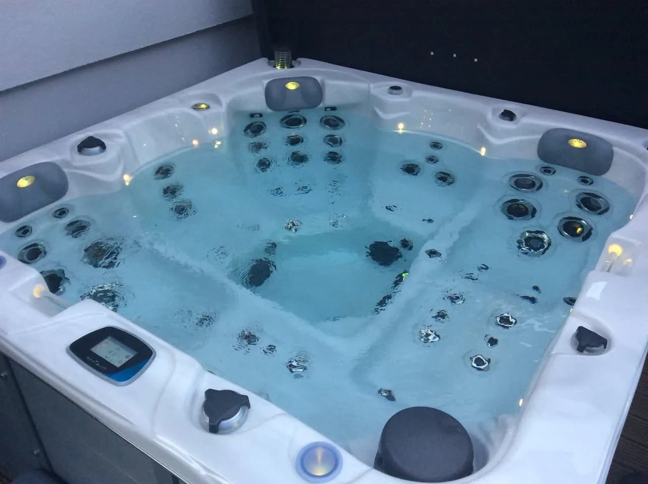 Installation d'un spa Ottawa à Nilvange, vue de la cuve en eau
