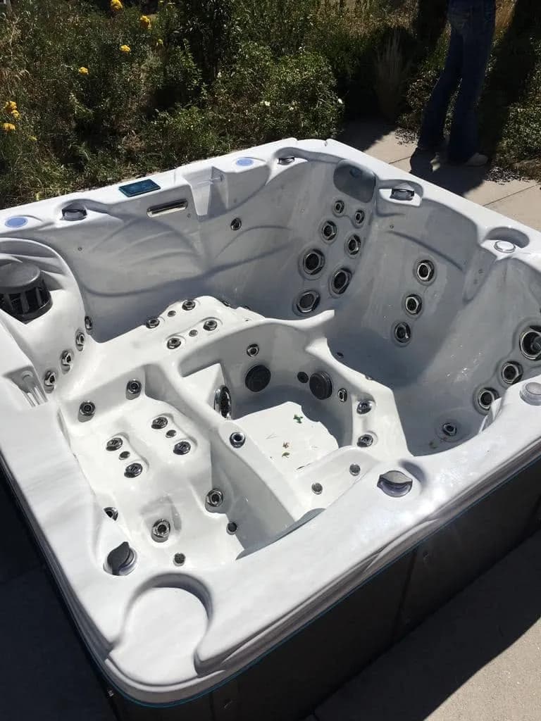 Installation d'un spa Ottawa à Polignac, cuve blanche