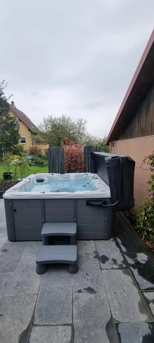 Installation d'un spa Ottawa à Reichshoffen, sur une terrasse en ardoise, marchepied