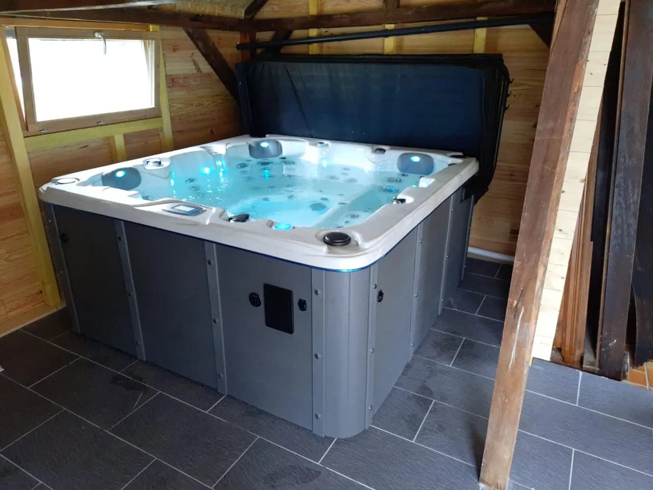 Installation d'un spa Ottawa à Reiningue, sous un abri en bois, sur un sol carrelé