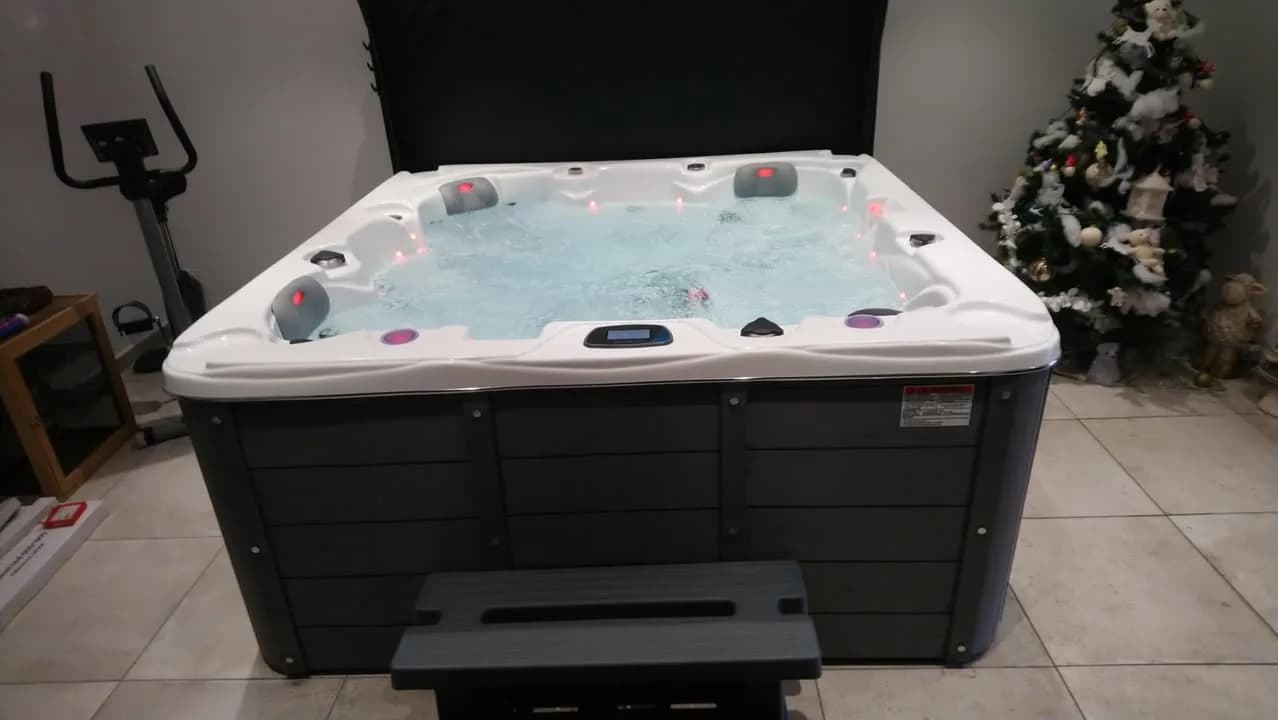 Installation d'un spa Ottawa à Saint-Symphorien-d'Ozon, en intérieur sur un sol carrelé
